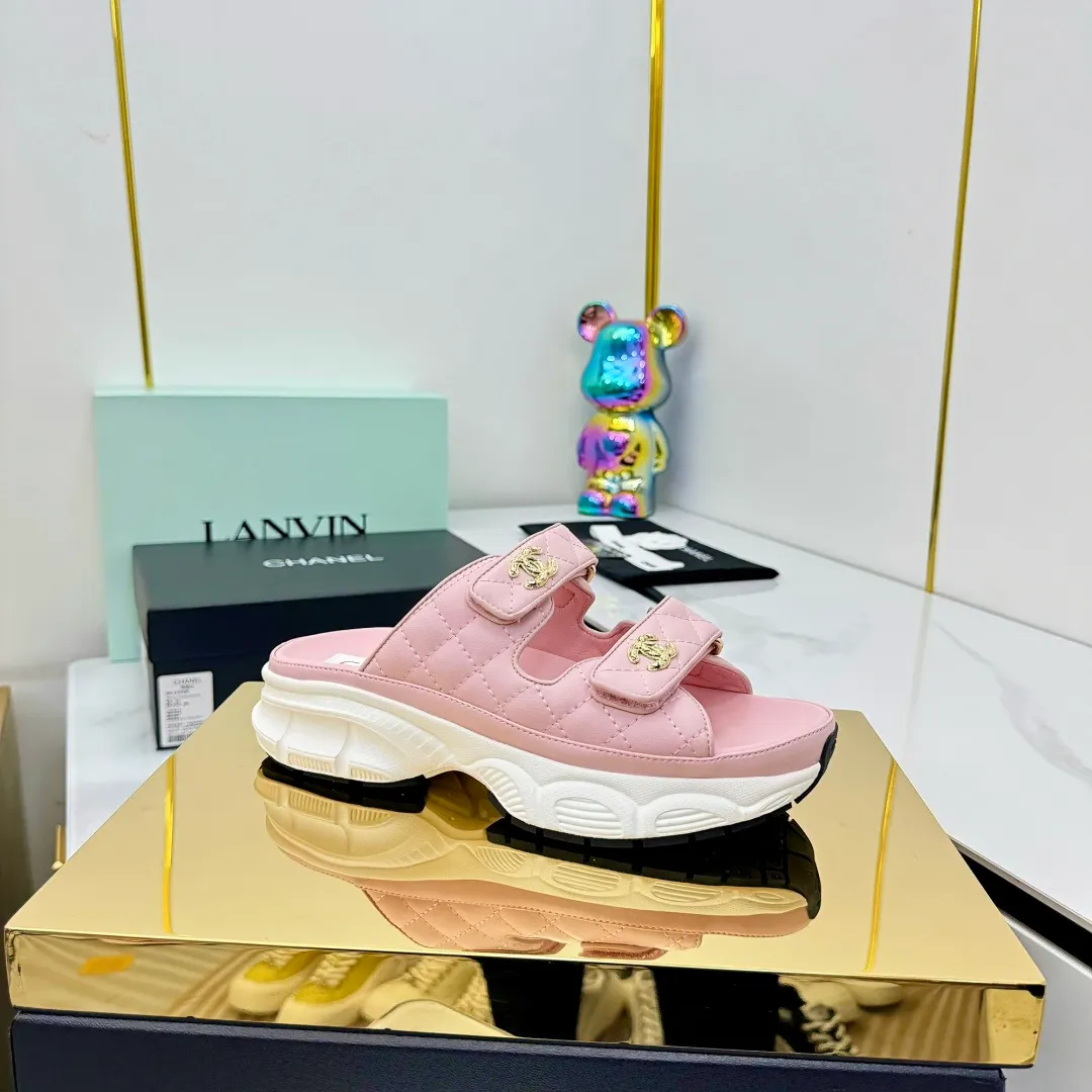 👟👟Ex-factory price 660👟👟 Top version... Chanel｜Chanel Xiaoxiang Velcro Beach Slippers Slippers Casual Beach Shoes 25ss Spring and Summer New Style! Beach shoes are a hit all over the internet! The latest model from the counter, I am still willing to buy it on my feet. It must be ranked among the most popular models. It is invincible in all seasons. Various bloggers and Internet celebrities can see the matching styles. Highly recommended. Pearlescent sheepskin upper, sheepskin lining, suede for the feet. Original open-molded TPU outsole size: 35-40 (customized for 40 and 41). Full set of original packaging 👉 👉